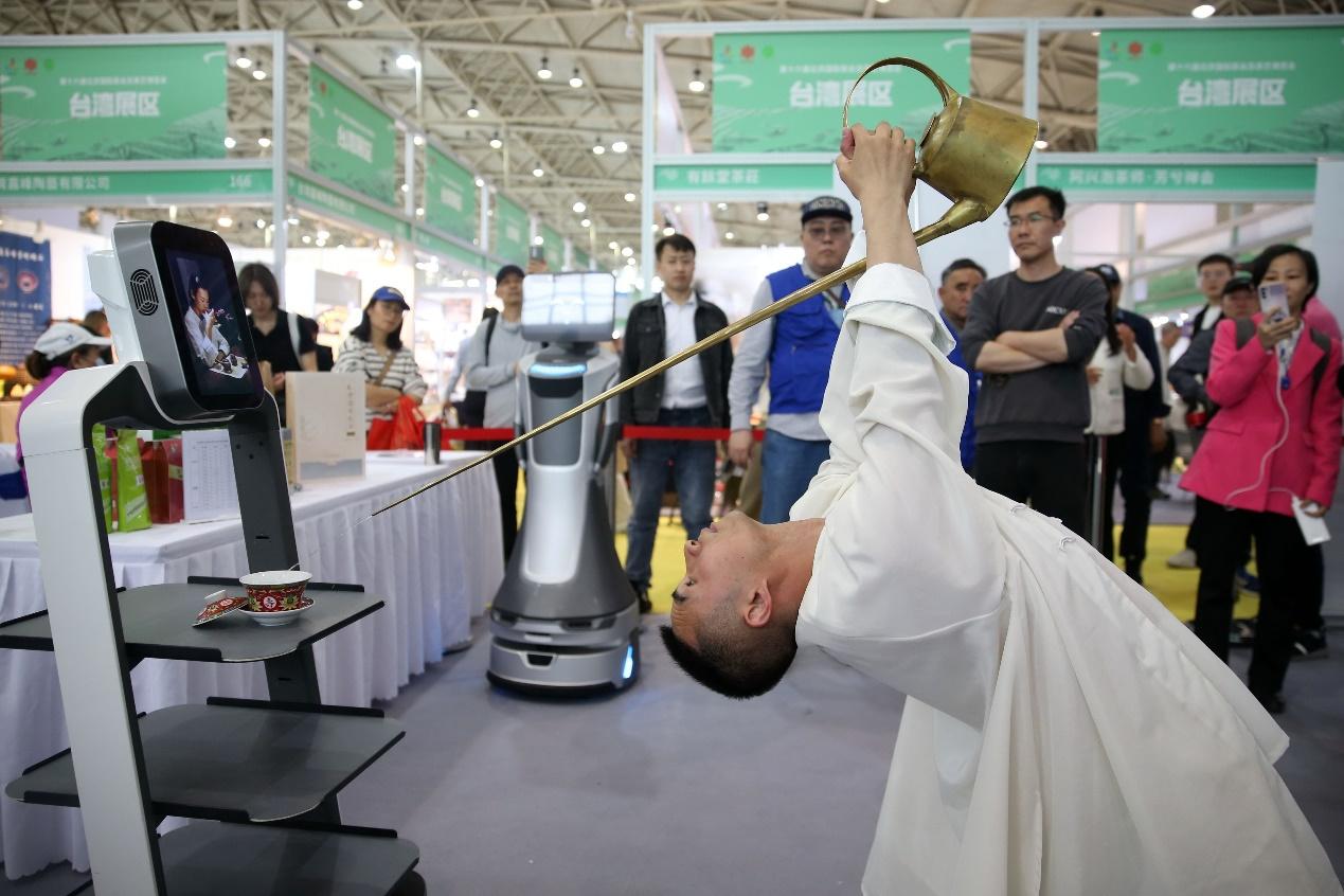 E星体育官方网站千年茶文化遇上高科技茶博会上机器人“秀茶艺”(图5)